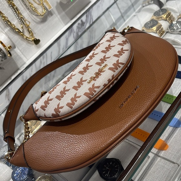 MICHAEL KORS Hollis Medium 2-in-1 Pebbled Leather and Logo Jacquard Shoulder Bag - Picture 9 of 16